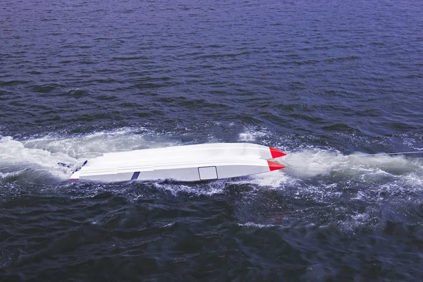 Um barco offshore de cabeça para baixo e puxado por um navio no mar — Fotografia de Stock