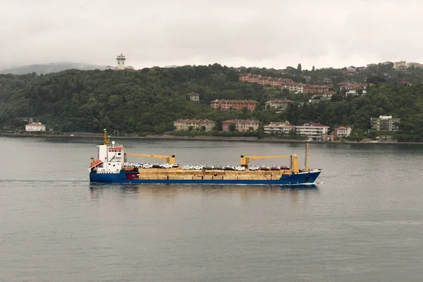 在伊斯坦布尔的博斯普鲁斯海峡运载崭新汽车的大型油轮 — 图库照片