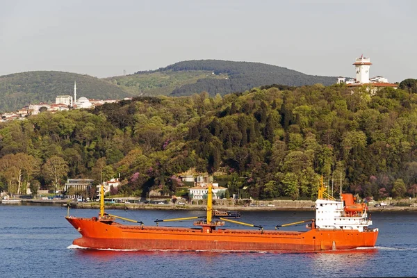 伊斯坦布尔马尔马拉海海的一艘橙色油轮 — 图库照片