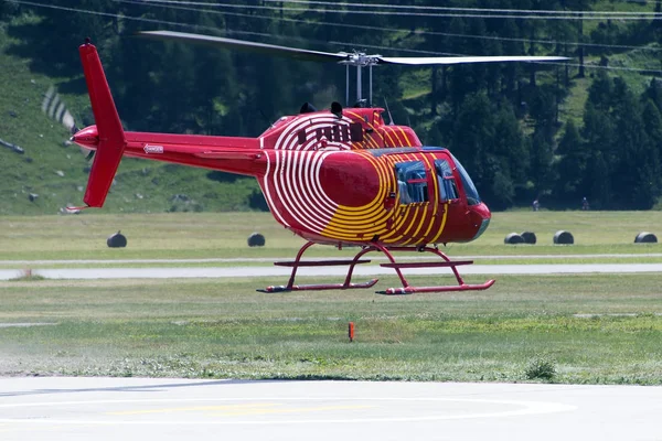 Alpler'de kalktıktan bir kırmızı helikopter