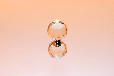 Bir kristal küre ve soyut bir yükleme olarak onun yansıması