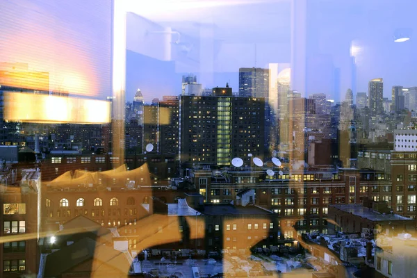 Panorama Nowego Jorku i jego odbicie w oknie pokoju — Zdjęcie stockowe