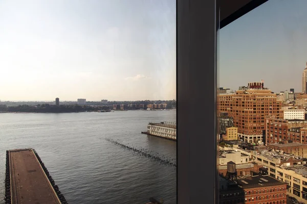 NYC ve New Jersey penceresinden yansıması nedeniyle aynı çerçevede