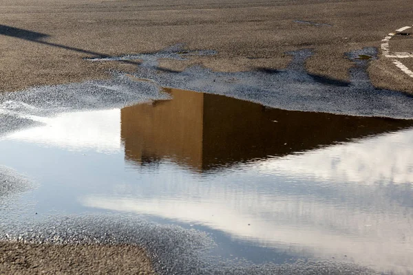 Reflexão de um edifício de uma água na estrada em NYC — Fotografia de Stock