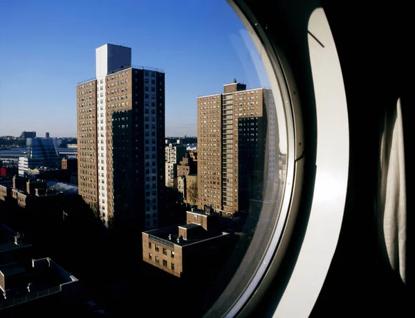 Nyc Skyline aus einem kreisförmigen Fenster Stockbild