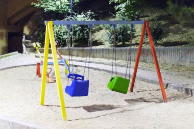 Gece vakti bir boş çocukların oyun alanı