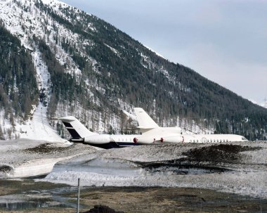 Manzara ve St Moritz İsviçre dağlarda kar özel jetler kaplı