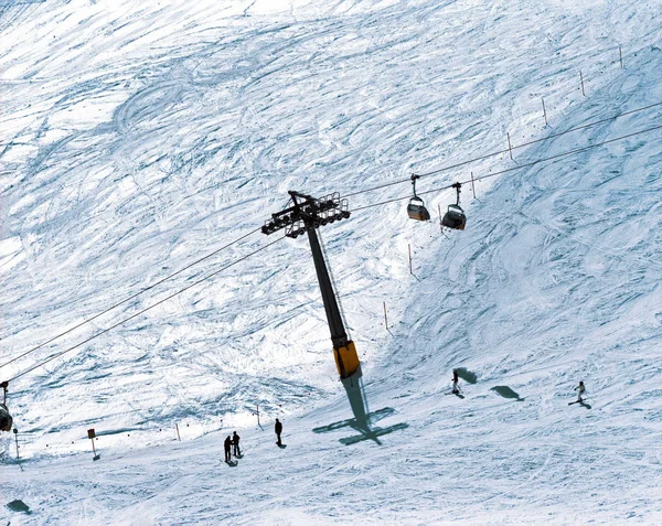 Une piste de ski et les gens skient dans le paysage enneigé des Alpes à St Moritz Suisse — Photo