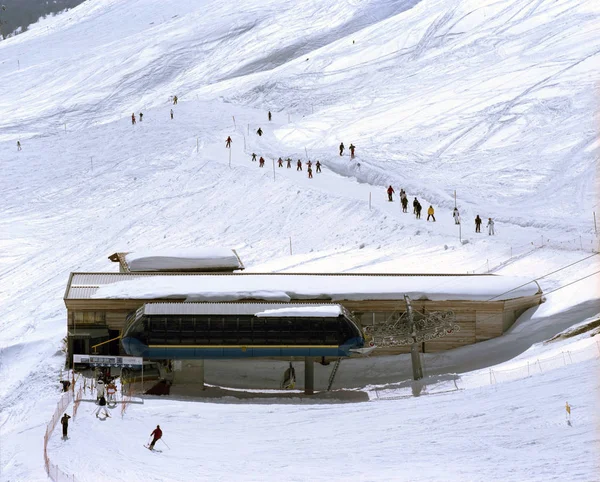 Люди катаются на лыжах в удивительном ландшафте Альп Швейцарии — стоковое фото