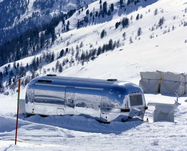 A cafe caravan in the snow covered landscape in the alps switzerland — Stock Photo, Image