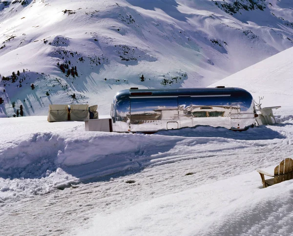 Uma caravana de café cromado cor nos belos alpes suíços — Fotografia de Stock