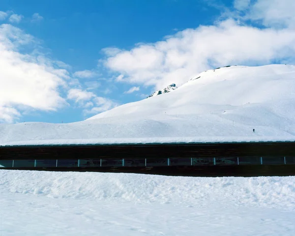 Ein öffentliches restaurant im schneebedeckten berg in st moritz schweiz — Stockfoto