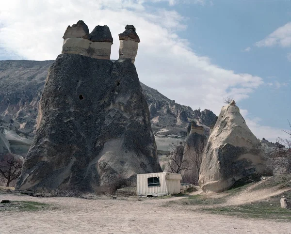 Şaşırtıcı Kaya Oluşumları Terk Edilmiş Bir Kap Içinde Kapadokya Türkiye — Stok fotoğraf