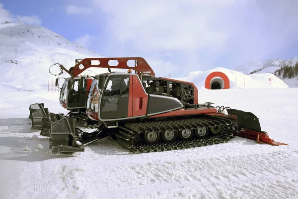 Una Máquina Nieve Paisaje Cubierto Nieve Los Alpes Suiza — Foto de Stock