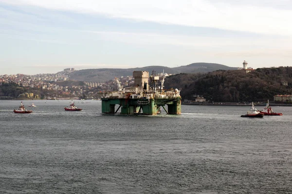 一个石油平台通过伊斯坦布尔博斯普鲁斯海峡与四海岸警卫 — 图库照片