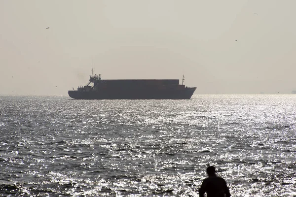 Die Silhouette Eines Mannes Und Ein Großer Tanker Mit Containern — Stockfoto