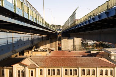Modern bir köprü üzerinde en iyi f İstanbul ' da tarihi bir binanın