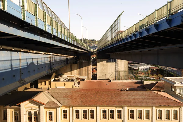 Egy Modern Híd Felső Egy Történelmi Épületben Található Isztambul Törökország — Stock Fotó