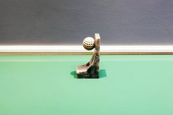 Uma Bola Golfe Com Uma Base Mármore Topo Uma Mesa — Fotografia de Stock
