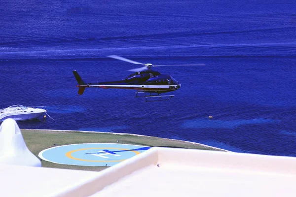 Транспортный Вертолет Воздухе Миконосе Греция — стоковое фото