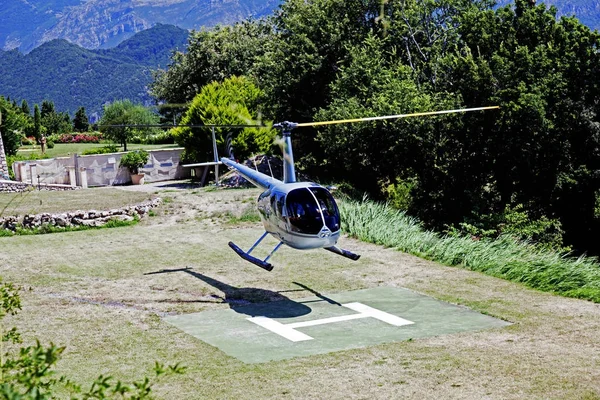Helicóptero Voador Levar Turistas Para Belo Hotel Luxo Ravello Itália — Fotografia de Stock