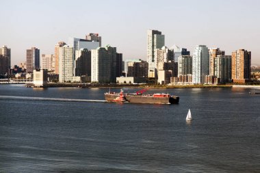 Hudson Nehri ve New Jersey manzarası tarafından geçen büyük bir tanker