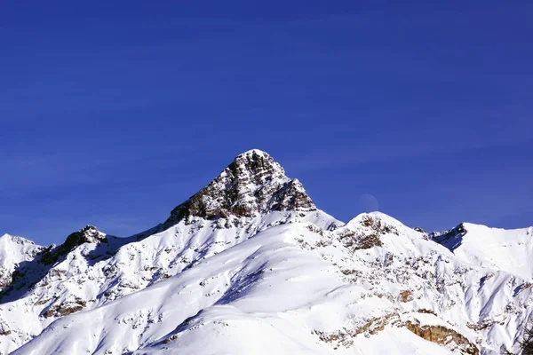 Ein Schöner Blick Auf Einen Schneebedeckten Berg Den Schweizer Alpen — Stockfoto