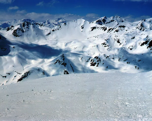 Ein Schöner Blick Auf Die Schneebedeckten Berge Den Schweizer Alpen — Stockfoto