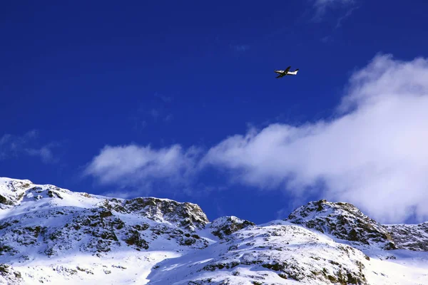 Avion Volant Dans Ciel Bleu Dessus Des Montagnes Enneigées Dans — Photo