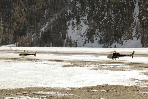 Dois Helicópteros Nos Alpes Suíços — Fotografia de Stock