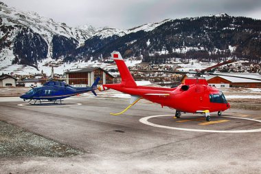 İki helikopter içinde Havaalanı St Moritz İsviçre kalkışa hazır