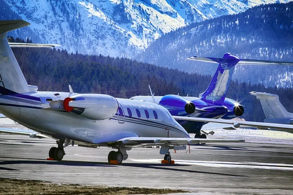 Özel jetler, uçak ve helikopterler St Moritz İsviçre Alpleri'nde güzel karla kaplı dağlarında