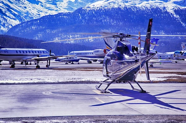 Özel jetler, uçak ve helikopterler St Moritz İsviçre Alpleri'nde güzel karla kaplı dağlarında