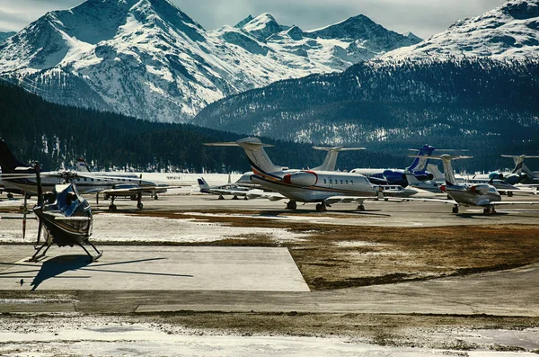 Özel jetler, uçak ve helikopterler Alpler St Moritz İsviçre Havaalanı