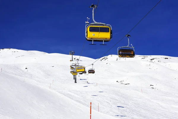 Kayak liftleri ve St Moritz İsviçre Alpleri'nde Kayak Bakırlı bir görünüm