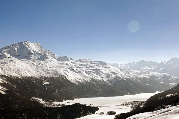 Uma Vista Uma Cidade Montanha Coberta Neve Nos Alpes Suíços — Fotografia de Stock