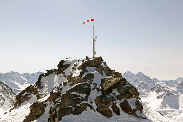 Karlı bir dağ ve Rüzgar bayrağı ve bir güvenlik kamera görünümünü üzerine alps İsviçre