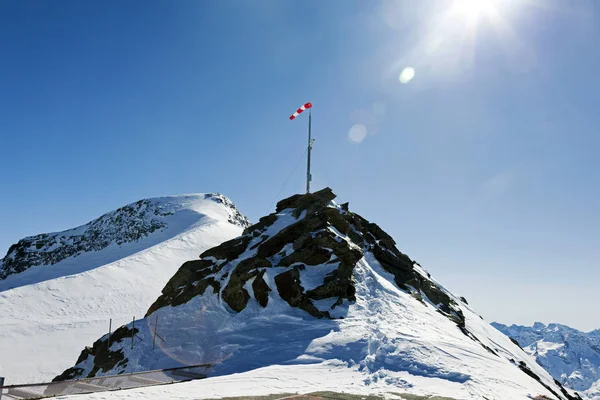 Uma Vista Topo Uma Montanha Nevada Uma Bandeira Vento Uma — Fotografia de Stock