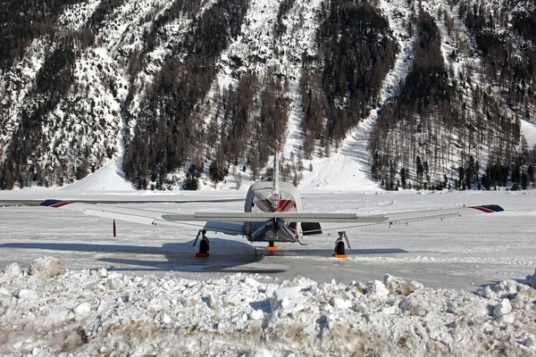 Rear View Aircraft Snow Covered Landscape Tha Alps Switzerland — Stock Photo, Image