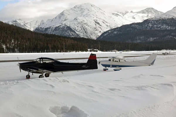 Özel uçaklar, pervane ve uçağı alps İsviçre'St Moritz karla kaplı manzara