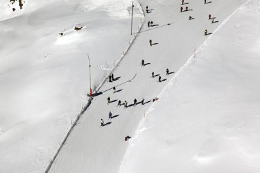 Kayak ve snowboard alps st moritz merkezinde güzel Kayak Bakırlı içinde insanlar