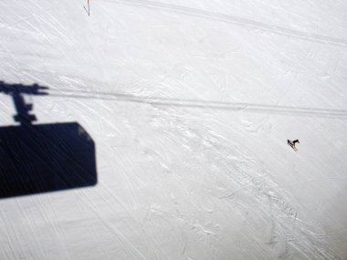 Kayak bir adam ve teleferik alps İsviçre gölgesi yüksek açılı görünüş