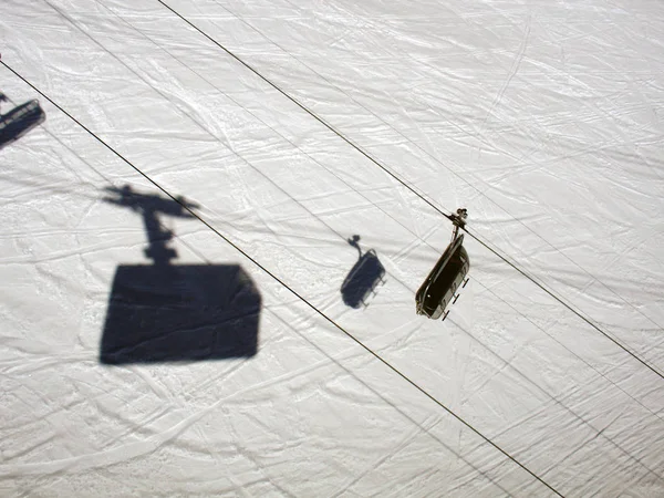 Uma Vista Alto Ângulo Uma Sombra Uma Cabine Elevação Esqui — Fotografia de Stock