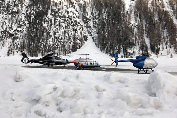 Tre Elicotteri Nel Paesaggio Innevato Della Svizzera Alpina — Foto Stock