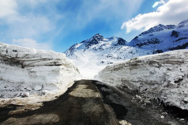 Vista Incrível Paisagem Coberta Neve Uma Estrada Uma Montanha Nos — Fotografia de Stock