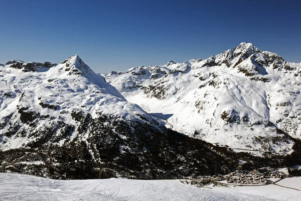 Een Adembenemend Uitzicht Bergen Sneeuw Bedekt Landschap Stad Alpen Zwitserland — Stockfoto
