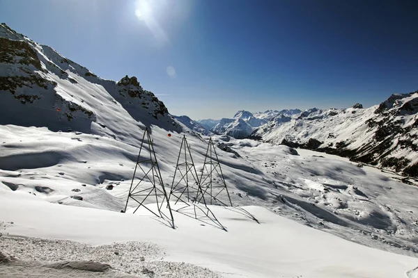 Strommasten Der Atemberaubenden Schneebedeckten Landschaft Und Den Bergen Den Schweizer — Stockfoto