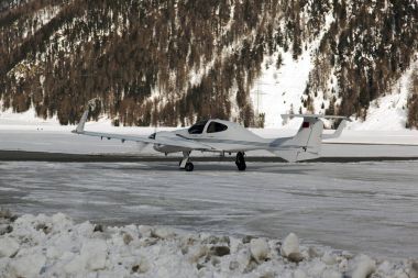 Pervane bir görünümünü alarak alps İsviçre karlı dağlarda uçakları