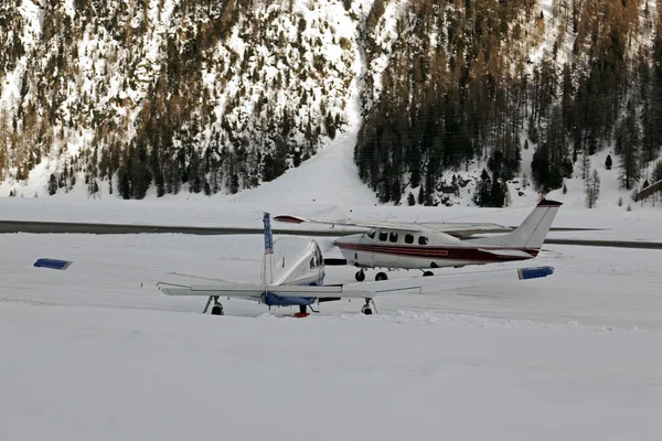 View Propeller Planes Taking Snowy Mountains Alps Switzerland — Stock Photo, Image