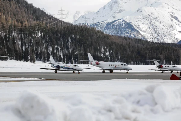 Özel jetler, uçak ve uçak karla kaplı Peyzaj ve dağlar alps İsviçre
